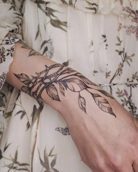 Arm Wrap Tattoo, Thorn Tattoo, Wrap Around Tattoo, Around Arm Tattoo, Cuff Tattoo, Tato Minimal, Wrap Tattoo, Handpoke Tattoo, Petite Tattoos