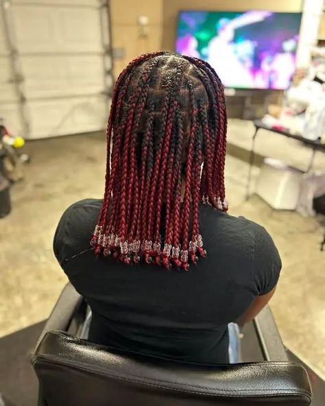 Knotless Braids with Beads: 34 Inspos for You Burgundy Braids With Beads, Cute Hair Braids, Burgundy Knotless Braids, Burgundy Knotless, Hairstyle With Beads, Five Braids, Black Braid Hairstyles, Burgundy Braids, Knotless Braids With Beads