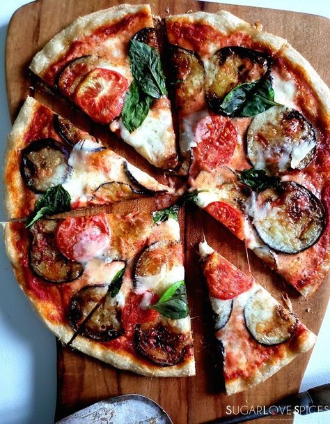 Eggplant Parmigiana Pizza Vegetarian Pizza Recipe, Eggplant Pizza, Eggplant Parmigiana, Eggplant Pizzas, Eggplant Recipes Easy, Pizza Topping, Making Homemade Pizza, Vegetarian Pizza, Healthy Pizza