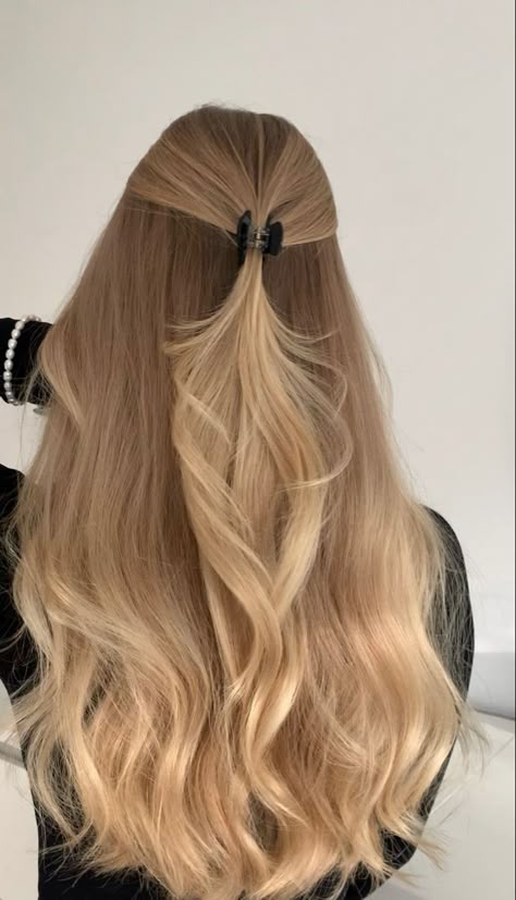 Summer Blonde Hair, Honey Blonde Hair, Blonde Hair Inspiration, Hair Shades, Hair Stylist Life, Sleek Hairstyles, Long Blonde, Easy Hairstyles For Long Hair, Long Blonde Hair