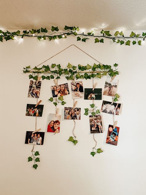 Photo Wall Hanging Ideas, Polaroid Pictures Decoration, Room Decor With Polaroids, Diy For Room Decor Wall Decorations, Bedroom Wall Decor Ideas Small Rooms, Photo Decoration On Wall, Polaroid Room Decor, Room Decor Photos, Photo Hanger