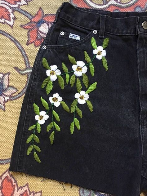 Embroidered Jeans Diy, Jean Embroidery, Embroidery Jeans Jacket, Embroidery Jeans Diy, Lee Sin, Kurti Embroidery, Clothes Embroidery Diy, Denim Embroidery, Embroidery Skirt