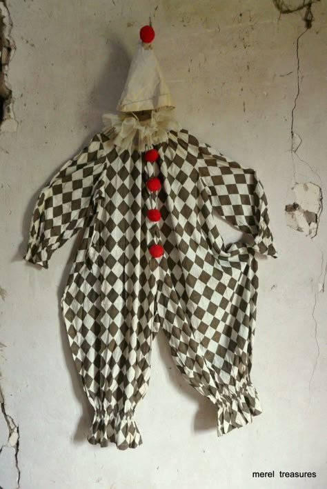 Old Fashioned Clown Costume, Antique Halloween Costumes, Old School Clown Costume, How To Make Clown Costume, Peridot Clown Costume, Diy Vintage Clown Costume, Perriot Clown Costume Diy, Classic Clown Costume, Pierrot Clown Costume Diy