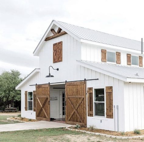 😍 Ohhh the contrast & simplicity of this barn are just perfection!!   #barn #barnsofinsta #farmhouse #farmhousestyle #barnvibes #ilovebarns #barndoors #barnvenue @fiveoaksfarm Dream Horse Barns, Wood Barn Door, Barn Renovation, Barns Sheds, Barn Plans, Dream Barn, Barn Design, Shed Homes, Farm Barn