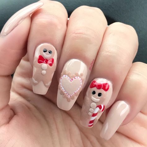 Cookie Nails Design, Ginger Bread Nails Design, Xmas Nails Gingerbread Man, Gingerbread Nails Acrylic, Gingerbread Christmas Nails, Gingerbread Nail Designs, Gingerbread Cookies Nails, Pink Christmas Nails Gingerbread, Gingerbread Nail Art