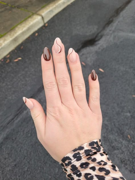 Swirl Brown Nails, Brown Swirl Nails Almond, Brown Nails On Pale Skin, Dark Brown French Tip Nails Almond, Brown Retro Nails, Fall Swirl Nail Designs, Dip Nail Ideas Fall, Short Brown Nails Ideas, Brown Swirl Nails