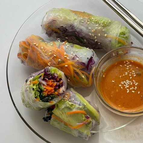 Vegan Spring Rolls Recipe https://fooooods.com/vegan-spring-rolls-eatsbyiza Summer Rolls Vegetarian, Spring Rolls Ideas, Spring Roll Aesthetic, Veggie Rice Paper Rolls, Healthy Spring Roll Recipes, Spring Roll Dinner, Rice Paper Recipes Healthy, Spring Rolls Aesthetic, Spring Roll Ideas