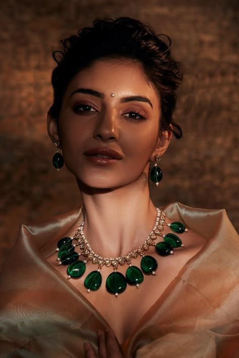 Contemporary Bridal Jewellery, Inexpensive Jewelry, Contemporary Necklace, Jewelry Set Design, Bridal Jewelry Collection, Antique Jewelry Indian, Tarun Tahiliani, Indian Wedding Jewelry, Jewelry Design Earrings