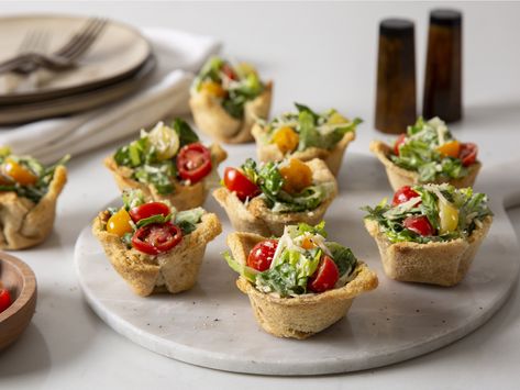 Caesar Salad in Parmesan Crouton Cups Caesar Salad Cups Appetizers, Ceasar Salad Mini Cups, Parmesan Cups, Salad Appetizer Cups, Healthy Slow Cooker, Smart Cooking, Dinner Plan, Caesar Salad, Appetizer Salads