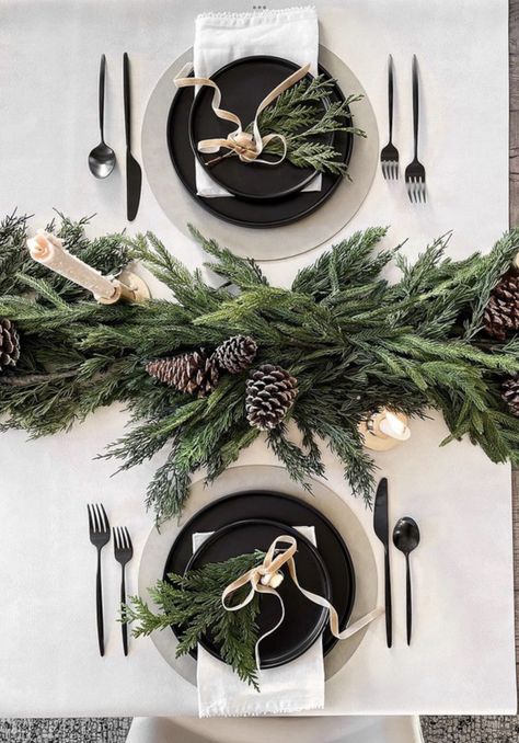 Christmas Garland Table, Christmas Dinner Table Ideas, Dinner Table Christmas, Dinner Table Ideas, Zara Home Christmas, Black Christmas Decorations, Christmas Dinner Table, Christmas Dinner Party, Holiday Table Settings