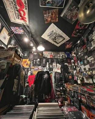 Room Ideas Metalhead, Neseblod Records, Rock And Roll Bedroom, Grunge Bed, Rock N Roll Bedroom, Rock Room, Visit Oslo, Metal Aesthetic, Decor Bookshelves