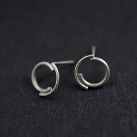 Concentric Circle . Stud Earrings . Arc Earrings . Unique Stud Concentric Circles, Tarnished Jewelry, Silver Post Earrings, Circle Studs, Minimal Jewelry, Earrings Unique, Silver Stud Earrings, Jewellery Ideas, Geometric Earrings