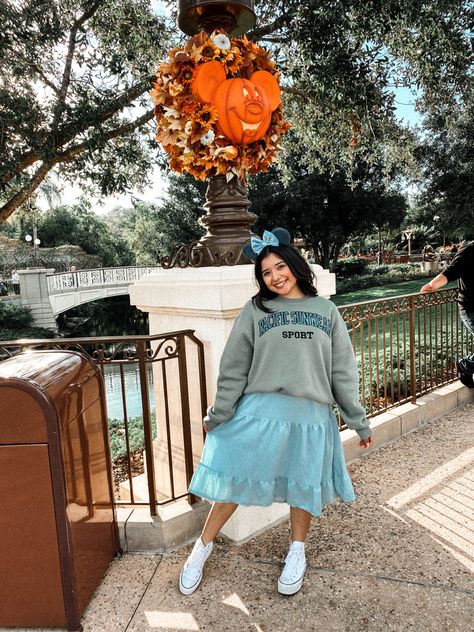 Theme Park Outfits Modest, Disneyland Modest Outfits, Disney Modest Outfits, Disneyland Skirt Outfit, Modest Disney Outfits, Disney Skirt Outfits, Universal Studios Outfits, Disney World Outfit Ideas, Disney Ootd