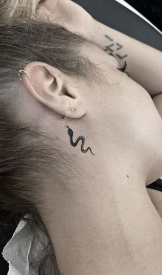 Snake Tattoos Behind The Ear, Serpent Neck Tattoo, Behind The Ear Tattoo Ideas Snake, Snake Tattoos For Women Neck, Small Snake Tattoo Behind Ear, Snake Behind The Ear Tattoo, Cute Small Snake Tattoos, Snake Tattoo Behind The Ear, Micro Snake Tattoo