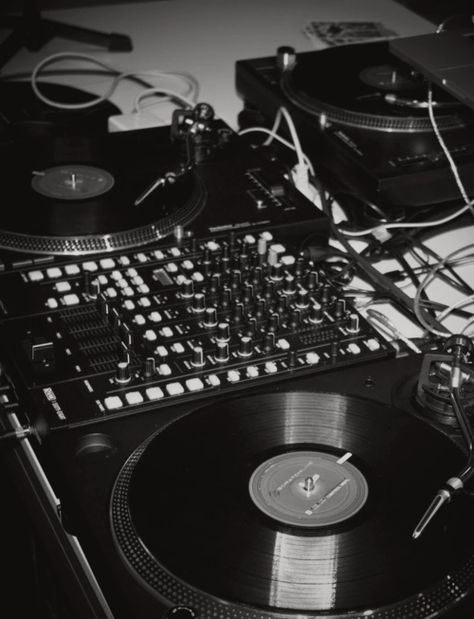 < Canva Backgrounds, Dj Ideas, Technics Turntables, Dj Tips, Girl Dj, Dj Setup, Sound Music, Daisy Jones, Disc Jockey