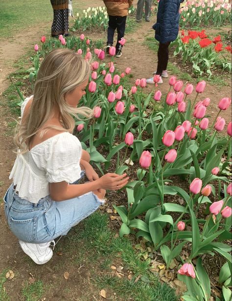 #spring #springinspo #springoutfit #outfitinspo #fashion #tulips #flowerfields Farm Picture Ideas, Spring Picture Ideas, Carlsbad Flower Fields, Tulip Farm, Tulip Field, Farm Pictures, Summer Picture Poses, Flower Photoshoot, Spring Photoshoot