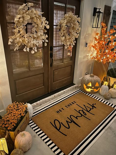 Fall Porch Mat, Layered Door Mat Ideas Fall, Fall Layered Doormat, Door Matts Ideas Fall, Fall House Decor, Fall Decor Ideas For Apartments, Layered Welcome Mat Front Door Fall, Fall Apartment Decor, Cozy Fall Decor