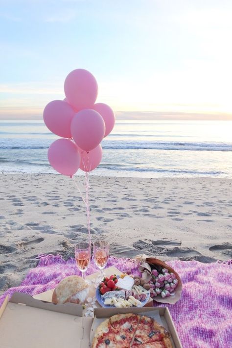 Valentine’s Day Beach Picnic, Sunset Beach Picnic Birthday, Beach Birthday Party Decorations Outdoor, Birthday Party Beach Ideas, Cute Beach Birthday Ideas, Galentines Beach Picnic, Birthday In Beach, Birthday Party At Beach, Beach Birthday Decor