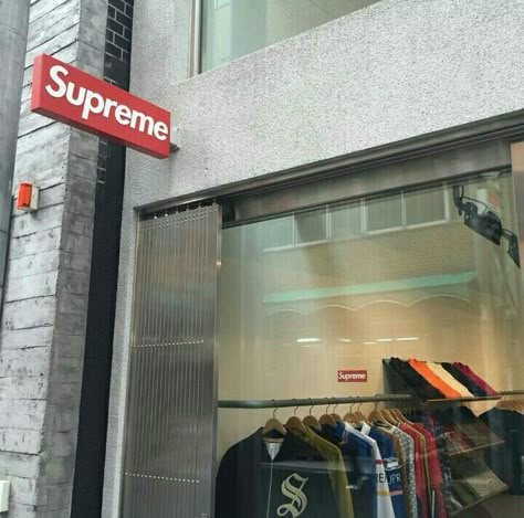 SUPREME CLOTHING STORE Hardware Store Design, Supreme Aesthetic, Supreme Store, Supreme New York, Supreme Clothing, Streetwear Store, Fashion Communication, Wall Street Art, Store Boutique