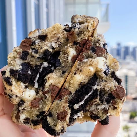 Cookies And Cream Cookie, Cookies And Cream Bars, Levain Cookie Recipe, Big Cookies, Stuffed Cookies, Crushed Oreos, Junk Food Snacks, Gourmet Cookies, Cookie Flavors