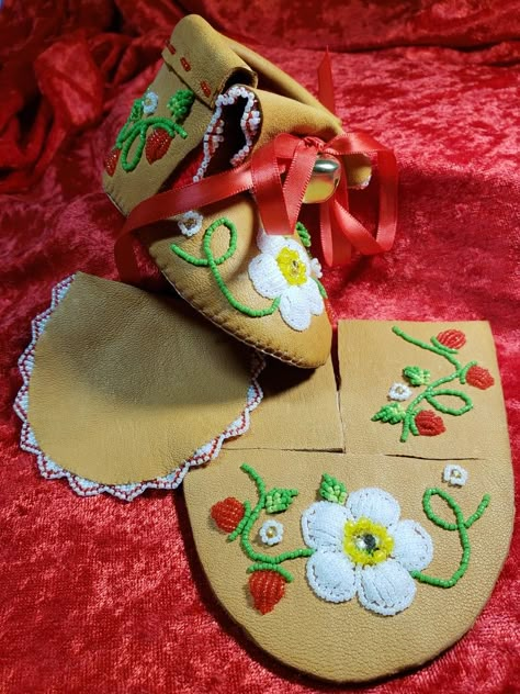 Beaded Moccasins Pattern, Leather Moccasins Pattern, Beaded Baby Moccasins, How To Make Moccasins, Metis Beading, Moccasin Patterns, Baby Moccasin Pattern, Baby Mocs, Moccasin Pattern