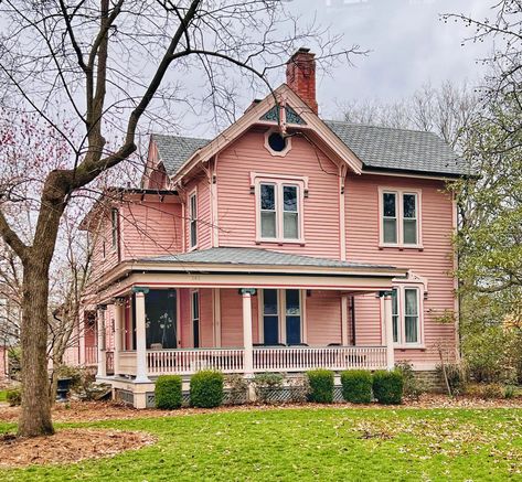 60s Home Exterior, 50s Home Exterior, 1980s House Exterior, 1950 House Exterior, 80s House Aesthetic, 60s House Exterior, 80s House Exterior, 1950 House, 1980s House