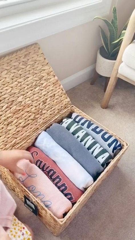 Organization Baskets, Bed In Closet Ideas, Tiny Bedrooms, House Organisation, Clothes Closet Organization, Clothes Organization Diy, The Home Edit, Small Closet Organization, Diy Clothes Life Hacks