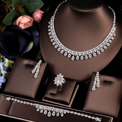 White Jewellery Set, Diamond Jewellery Set, Bridal Diamond Necklace, Choker Necklace Designs, Diamond Jewelry Set, Dubai Wedding, Diamond Pendants Designs, Fancy Jewelry Necklace, Bride Necklace