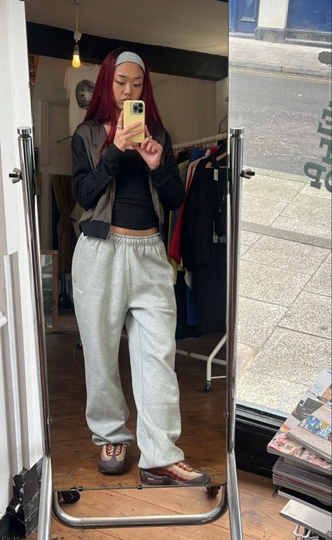 Green Nike Sweatpants Outfit, Aesthetic Joggers Outfit, Y2k Joggers Outfit, Nike Grey Sweatpants Outfit Women, Outfit Jogging Nike, Grey Joggers Outfit Women Street Styles, Straight Joggers Outfit, Baggy Joggers Outfit Women, Straight Sweatpants Outfit