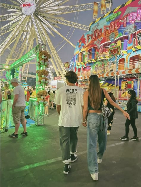 Couples In The Summer, Cute Fair Pics With Boyfriend, State Fair Couple Pictures, Couples Summer Aesthetic, Dating Asthetic Picture, Cute Dating Pictures, Summer Couple Activities, Fair Couple Pics, Dream Love Life