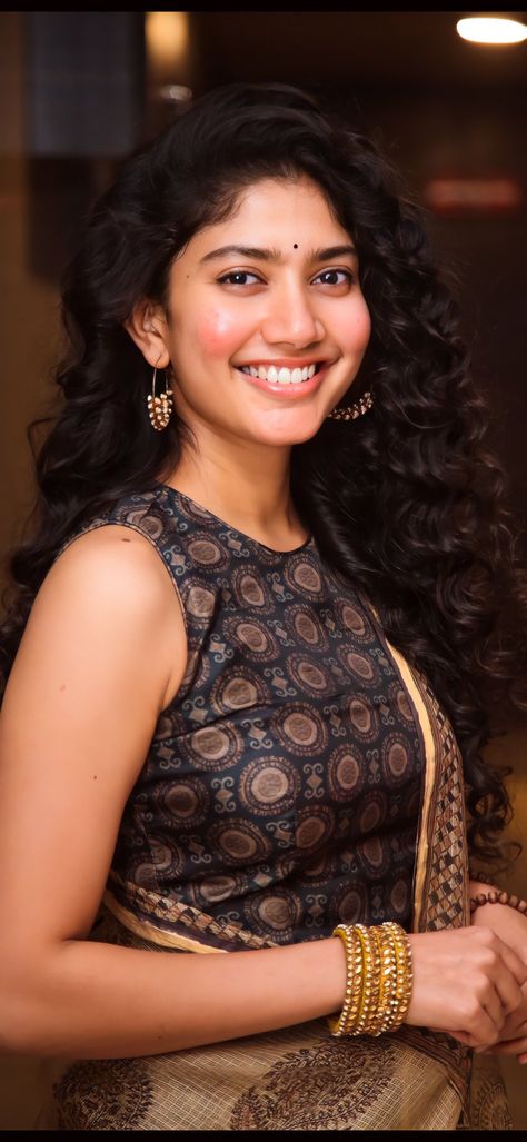 Sai Pallavi Hd Images, Sai Pallavi, Amala Paul, Shadow Pictures, Desi Aesthetic, Cute Smile, Indian Woman, Photos Hd, Beautiful Wallpaper