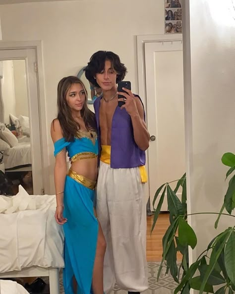 Hollowen Costumes Couple, Iconic Couples Costumes, Costume Halloween Duo, Cute Couples Costumes, Cute Couple Halloween, Halloween Parejas, Classy Halloween Costumes, Matching Halloween Costumes, Hot Halloween Outfits