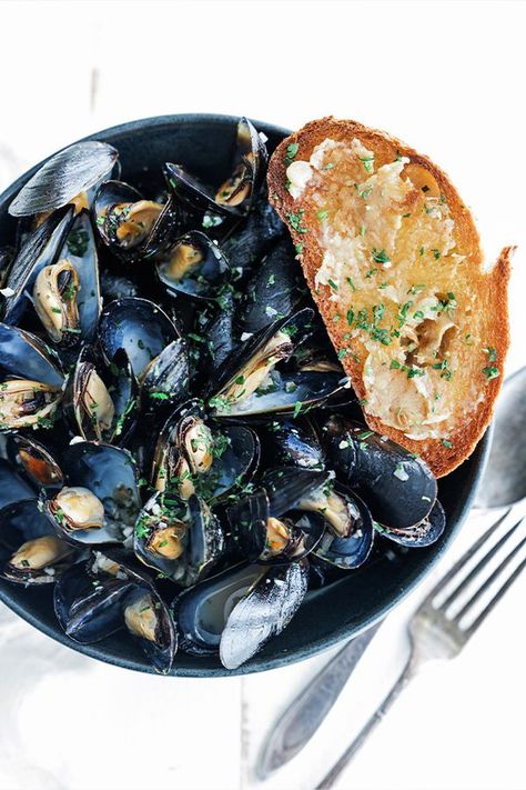 Chef Billy Parisi Garlic Mussels, Mussels In White Wine, Billy Parisi, Chef Billy Parisi, Baked Donut, Bread Sauce, Steamed Mussels, Mussels Recipe, Green Lipped Mussel