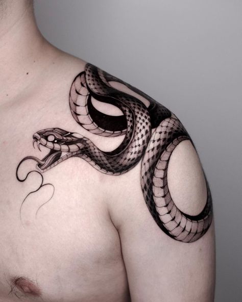 - Shoulder Snake🖤 | Instagram Black Snake Tattoo, Tortoise Tattoo, Shoulder Tats, Serpent Tattoo, Simple Tattoos For Guys, Mens Shoulder Tattoo, Snake Tattoo Design, Tattoo Inspiration Men, 4 Tattoo