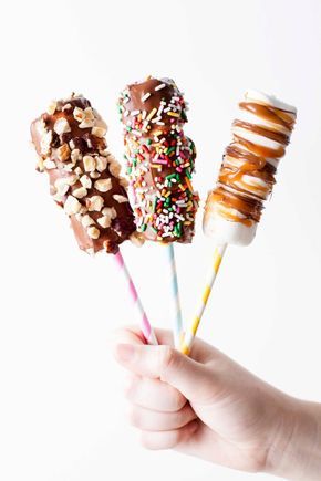 How to Make Marshmallow Pops from @thepioneerwoman Marshmallows Pops, Marshmallow Pops Recipe, Covered Marshmallows, Marshmallow Sticks, Marshmallow Dip, How To Make Marshmallows, Chocolate Covered Marshmallows, Marshmallow Treats, Marshmallow Pops