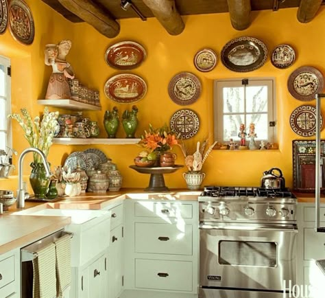 mexican-plate-kitchen - Benjamin Moore hc-7 - bryant gold - orange walls - via house beautiful Orange Painted Walls, Yellow Kitchen Walls, Yellow Kitchen Designs, Mexican Kitchen Decor, Yellow Kitchen Decor, Mexican Kitchen, Mexican Kitchens, Orange Kitchen, Kitchen Decor Themes