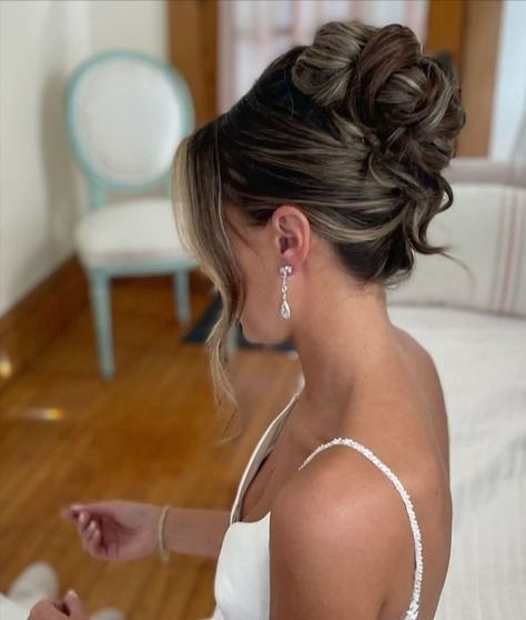 Bridal Hair Up, Bride Hairstyles Updo, Messy Hair Updo, Wedding Bun Hairstyles, Wedding Hair Up, Bridal Hair Buns, Bridal Hair Inspiration, Wedding Hairstyles Bride, Ball Hairstyles