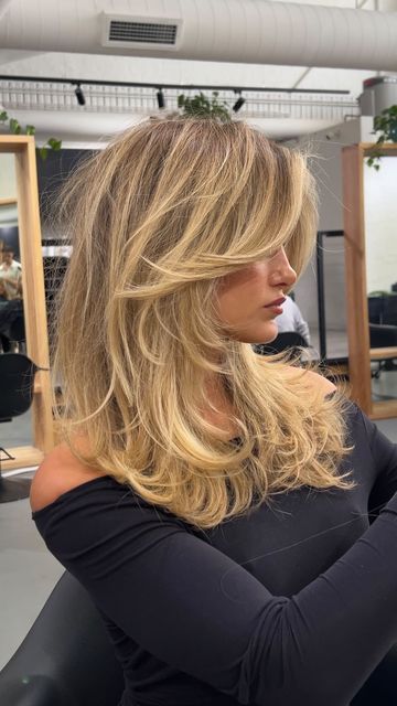 Blonde Hair On Dark Features, Cute Haircuts For Blonde Hair, Shaggy Haircuts Blonde, Blonde Hair Layers Short, Layered Blonde Hair Short, Blond Layered Hair Medium, Blonde Feathered Hair, Oval Face Layered Haircut, Blonde Hair With Layers And Bangs