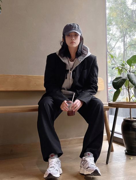 Tomboy Outfit For Party, Korean Street Fashion Women Oversized, Boyish Outfits Winter, Boyish Winter Outfits, Boyish Chic Outfits, Lisa Boyish Style, Casual Boyish Outfits, Worker Jacket Outfit Women, Korean Boyish Outfit