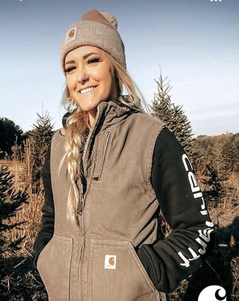 Carhartt Vest Outfit Woman, Carhartt Women's Outfit, Carhartt Vest Outfit, Carhartt Outfits, Winter Western Outfits, Vest Outfit Women, Vest Outfits For Women, Beanie Outfit, Casual Country Outfits