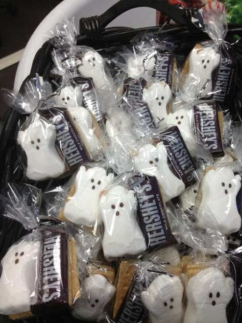 Ghost Peep Smores, Ghost Marshmallow Treats, Ghoulfriends Party, Halloween Ghost Food Ideas, Ghost Peeps Smores, Spooky One First Birthday Party Favors, Ghost Themed Snacks, Ghost Party Food Ideas, Ghost Dessert Ideas