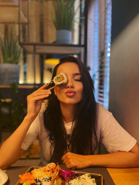 Restaurant Selfie, Sushi Pictures, Restaurant Pictures, Food Photoshoot, Restaurant Photography, Restaurant Photos, Friend Poses Photography, Model Poses Photography, Foto Poses