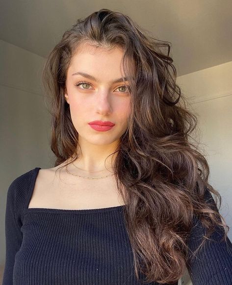 Femme Fatale on Instagram: “Natural makeup @zoiamossour” Zoia Mossour, Summer Makeup Looks, Model Face, Turkish Beauty, Girl Face, Look Chic, Dark Hair, Pretty Face, Aesthetic Girl