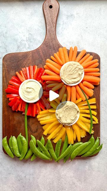 Veggie Flowers, Spring Appetizers, Charcuterie Board Ideas, Charcuterie Inspiration, Party Food Platters, Charcuterie And Cheese Board, Charcuterie Recipes, Veggie Tray, Easy Food Art