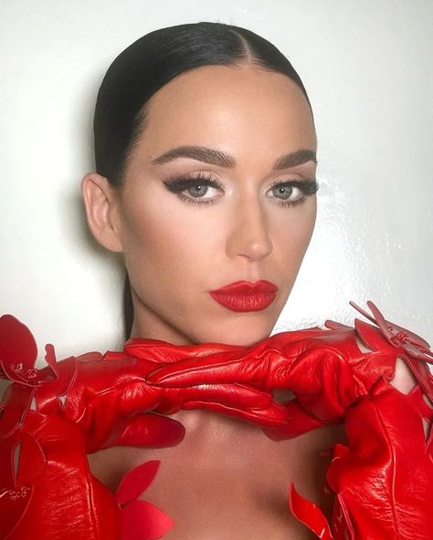 2024 Makeup Trends: Looks to Try in the New Year | Glamour Katy Perry Makeup, Trendy Makeup Looks, Oval Face Shape, Black Eyeliner Pencil, Colour Season, Beauty Zone, Bright Eyeshadow, Jenner Family, Goth Glam