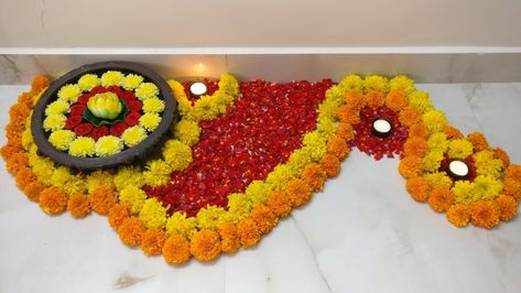 Small Mandir, Side Rangoli, Simple Rangoli Designs Easy, Easy Flower Rangoli, Rangoli Designs Beautiful, Rangoli Images, Diwali Special Rangoli Design, Flower Rangoli Designs, Easy Diwali Rangoli