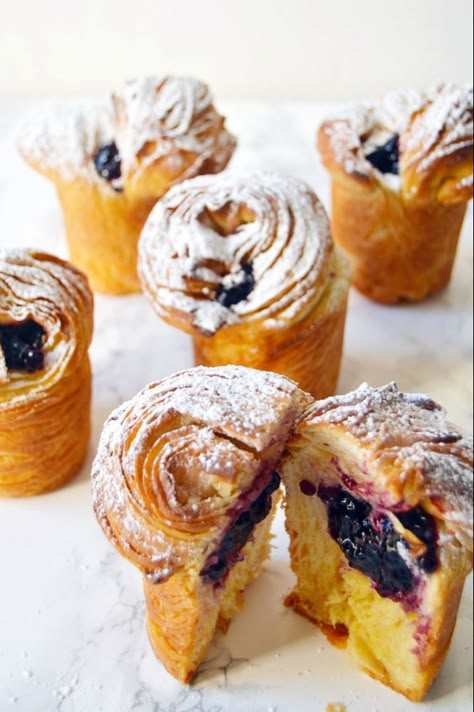 Blueberry Cruffins, Cruffin Recipe, Cronut, Breakfast Pastries, Blueberry Muffins, Pastry Recipes, Cakepops, Puff Pastry, High Tea