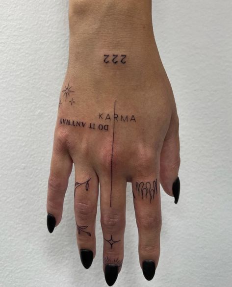 Wörter Tattoos, Tato Henna, Hand And Finger Tattoos, Pretty Hand Tattoos, Writing Tattoos, Petite Tattoos, Delicate Tattoo, Hand Tattoos For Women, Small Hand Tattoos