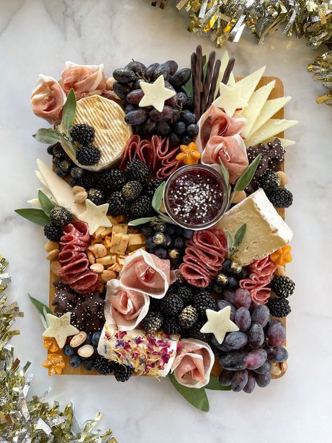 Nye Party Platters, Nye Graze Board, Star Charcuterie Board Ideas, New Years Grazing Board, Healthy New Years Appetizers, New Years Charcuterie Board 2023, Nye Platters, New Years Eve Cheese Board, Moon And Stars Charcuterie