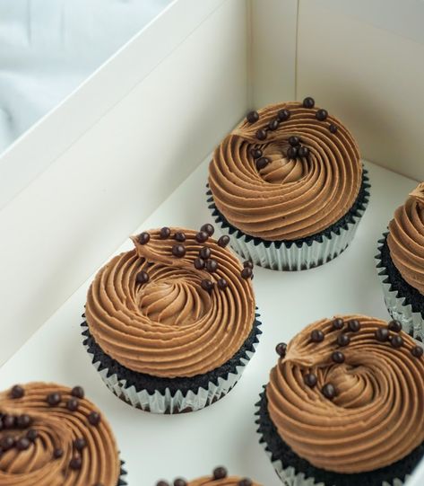 These chocolate cupcakes are ultra simple to make, and ultra delicious. Birthday Cupcakes Chocolate, Chocolate Cupcake Recipe, Nutella Buttercream, Oreo Buttercream, Chocolate Ganache Filling, Chocolate Ganache Frosting, Dutch Cocoa, Ganache Frosting, Cupcake Recipes Chocolate